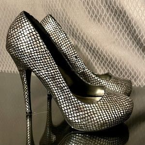 Silver and Black Snake Print Metallic Heels sz 6